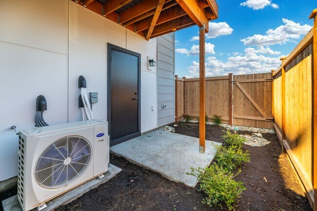 Building Photo - New Luxury Townhomes - Now Available!