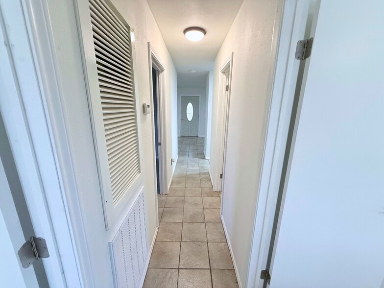 Building Photo - 703 N 7th St