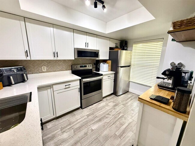 Building Photo - 300 Promenade Dr