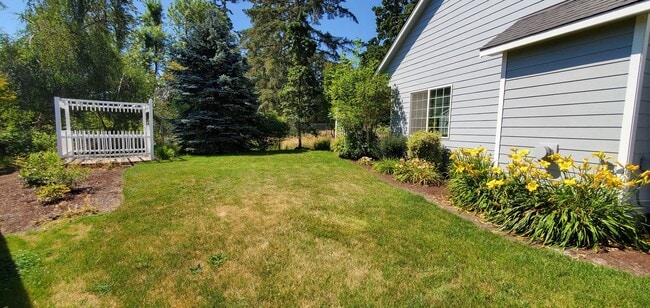 Building Photo - Large 4 Bedroom Home in West Salem