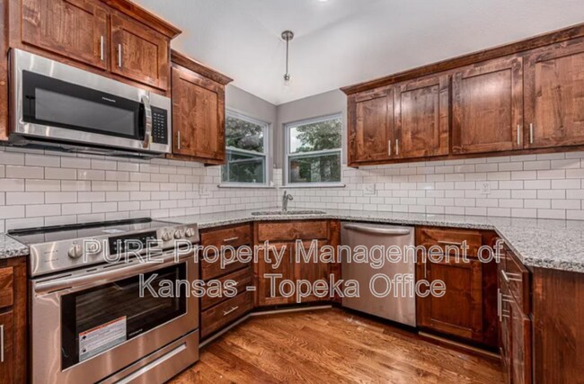 Building Photo - 4766 Lakecrest Dr