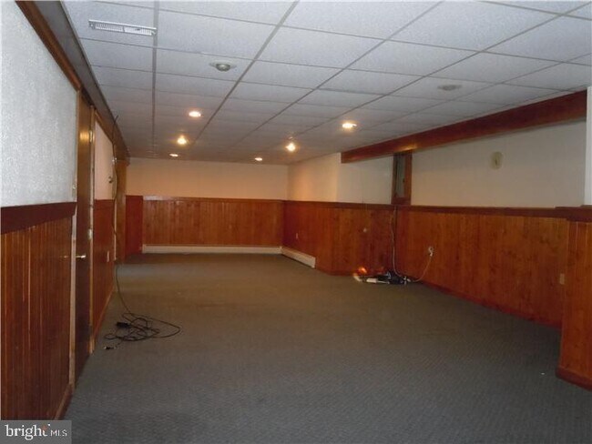 Building Photo - 742 Cherry Ave