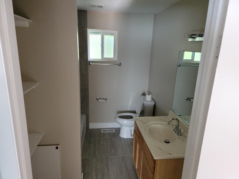 Full size bathroom - 979 S Lake St