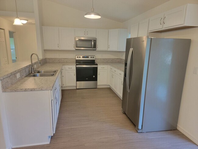 Building Photo - Beautiful 3/2/2 Near Downtown Inverness!!!