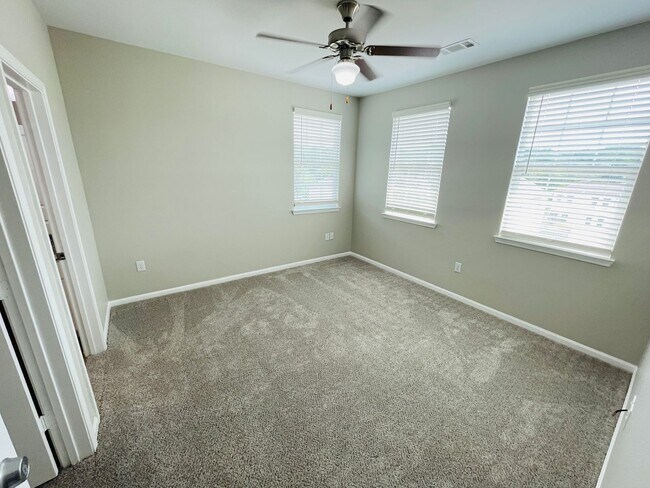 Building Photo - 4BD/4.5BA in ROWANDALE!