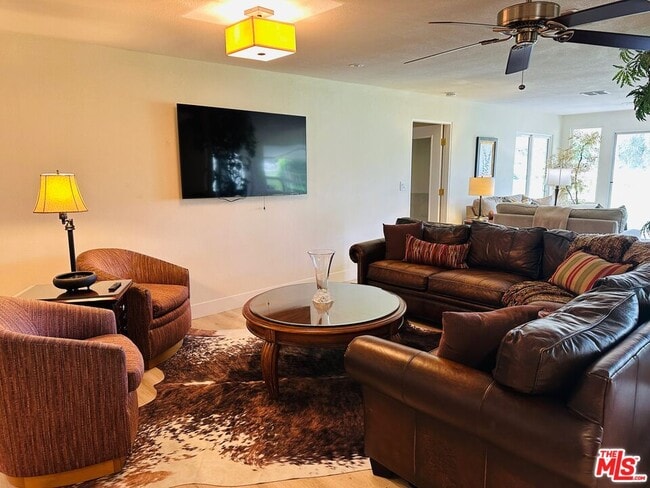 Building Photo - 425 S Paseo Laredo