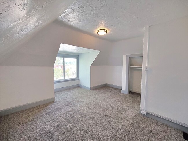 Building Photo - *Beautifully Updated & Spacious 6BD/1.5BA ...