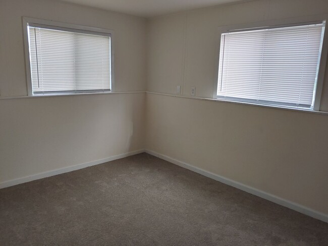 Building Photo - 4 Bedroom, 2 Bath Home Central Coeur d'Alene
