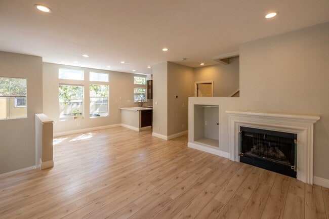 Building Photo - Spacious End-Unit Townhome in Gated Liberty Commons