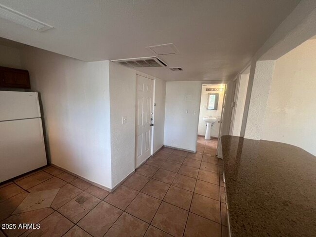 Building Photo - 526 S Mesa Dr