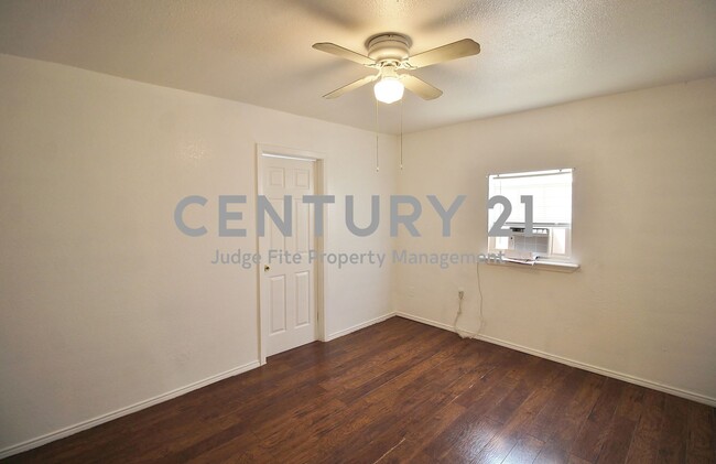 Building Photo - Charming 1/1 in Ferris For Rent!