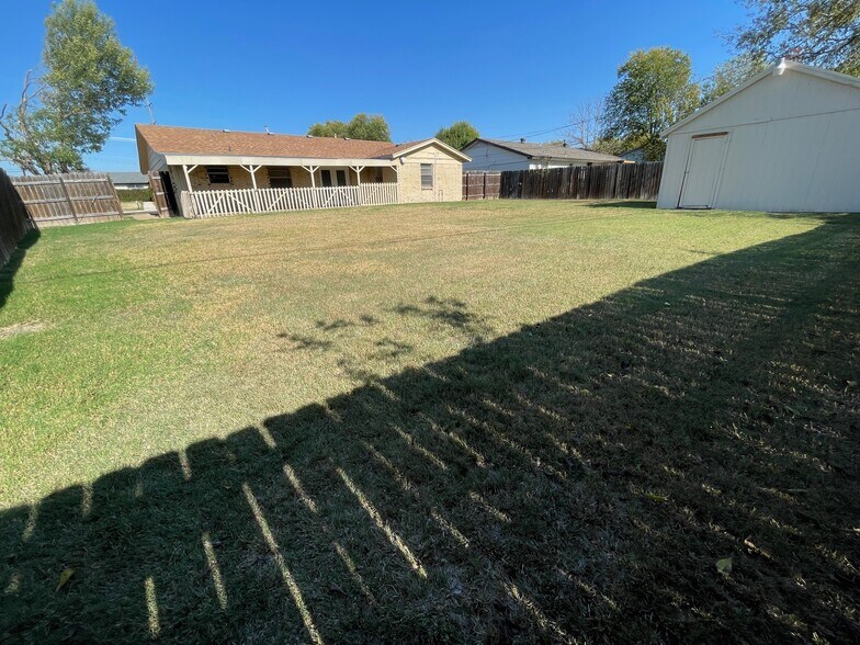 Building Photo - 902 Willowbrook St