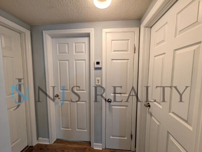 Building Photo - Fabulous 3/1/1 980 Sq. Ft. with NEW AC, NEW flooring, UPDATED kitchen & bath with GRANITE counter...