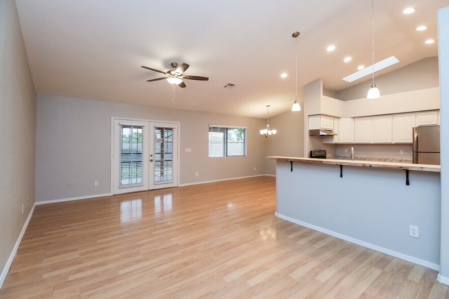 Building Photo - 1136 N Cottonwood Ct