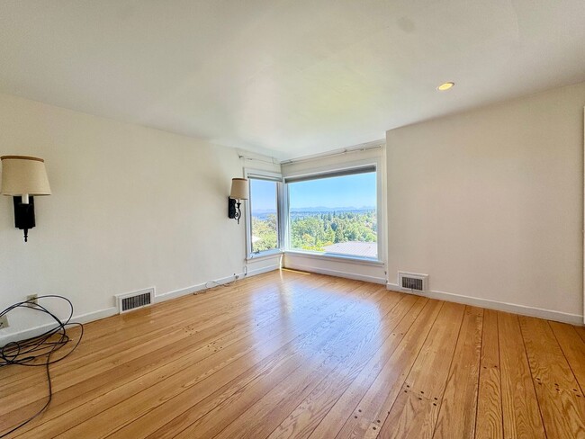 Building Photo - Hawthorne Hills Home