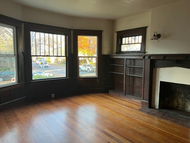 Building Photo - 597 E 4th St