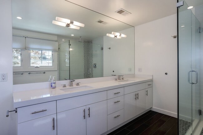 Building Photo - 2 Bed / 2.5 Bath Luxurious townhome near d...