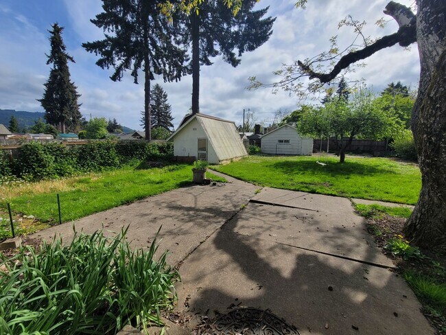 Building Photo - Charming 3 bed 2 bath with bonus room.