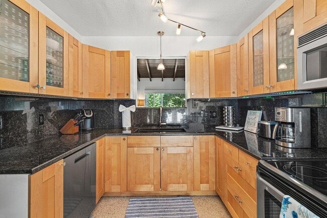 Building Photo - 340 NE 7th Ave