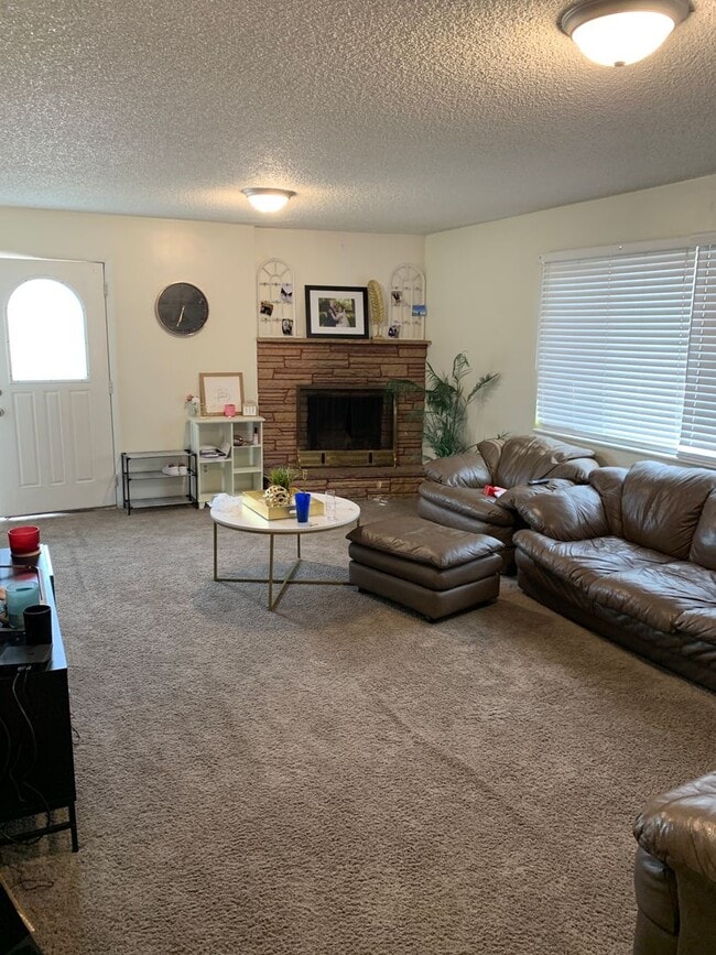 Building Photo - 3 Bed/1.5 Bath in a Cul-de-sac by Universi...