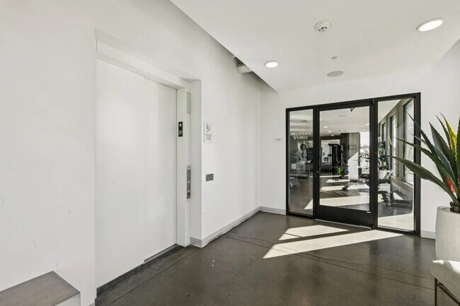 Building Photo - 806 Olympic St