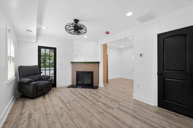 Building Photo - 2112 34th St SE