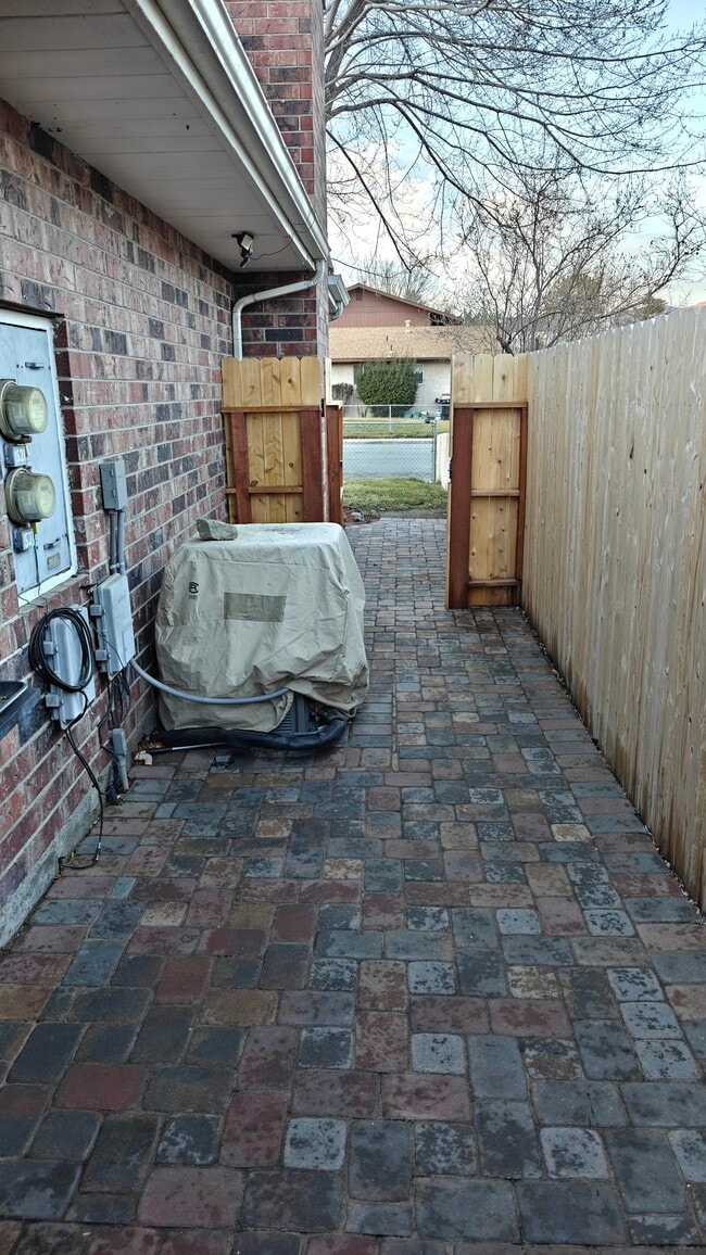 Building Photo - 1521 E Robinson St