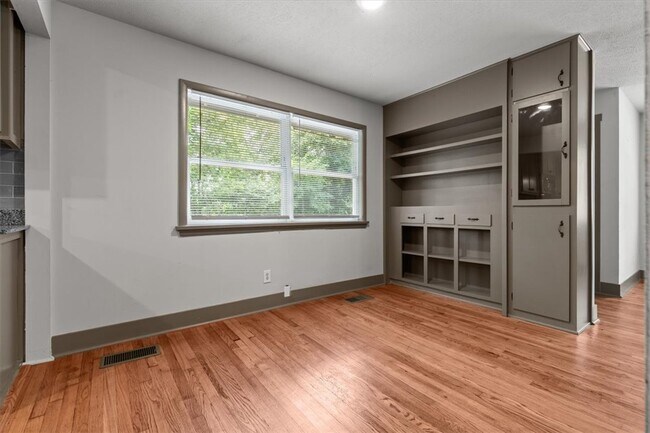 Building Photo - 522 S Duncan Ave