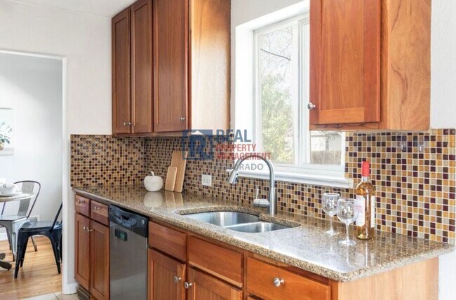 Building Photo - 1610 Xanthia St