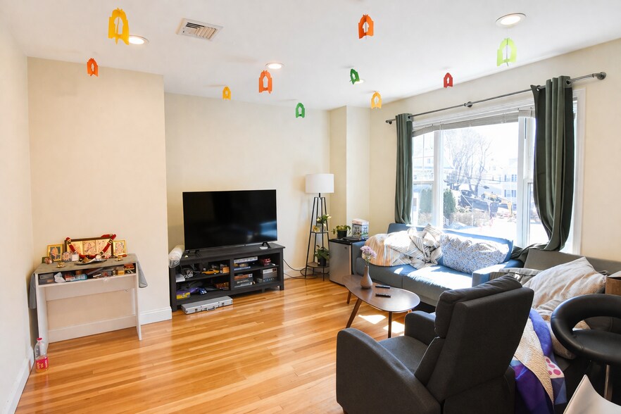 Building Photo - 84 Litchfield St