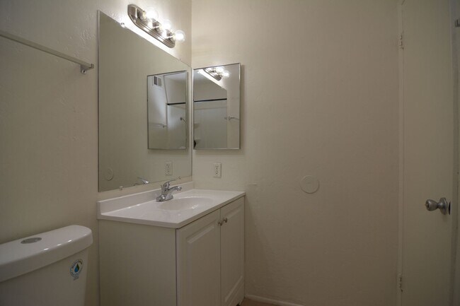 Building Photo - 2 Bedroom 1 Bath Apartment! Close to the U...
