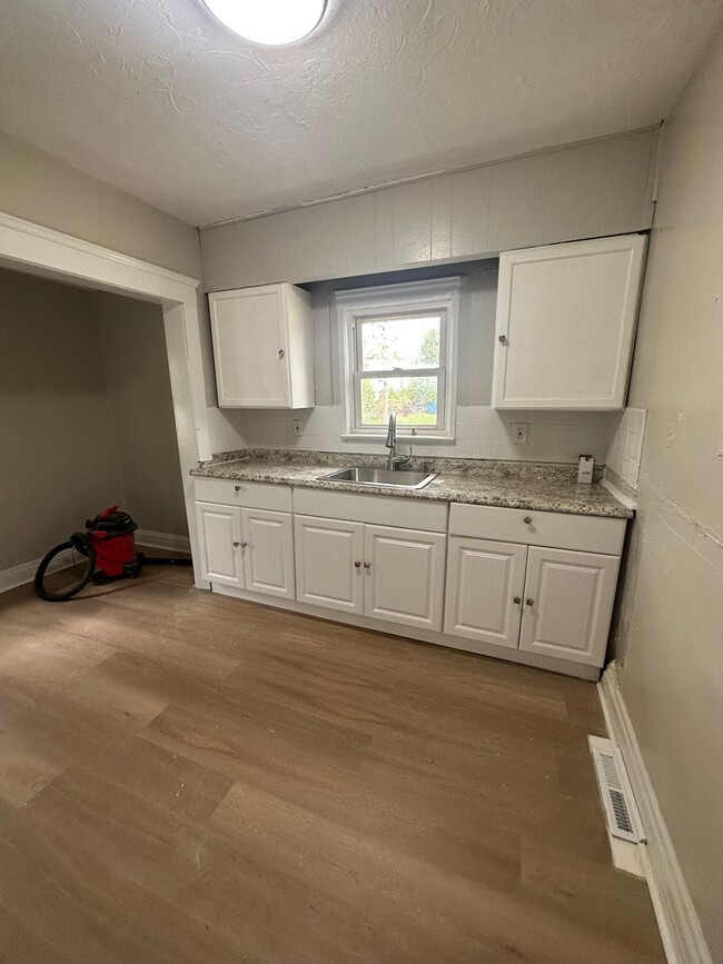 Building Photo - Cleveland East Side 3BR Single