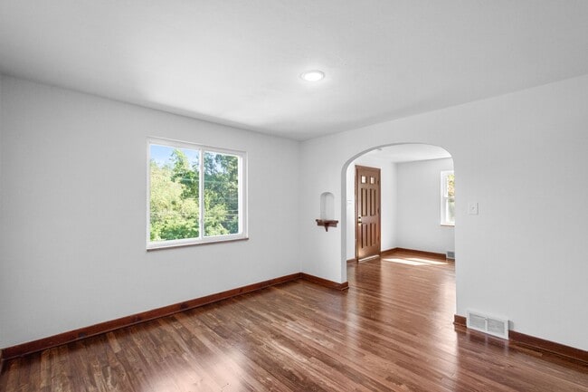 Building Photo - AVAILABLE OCT 1ST!! GORGEOUS & TOTALLY REN...