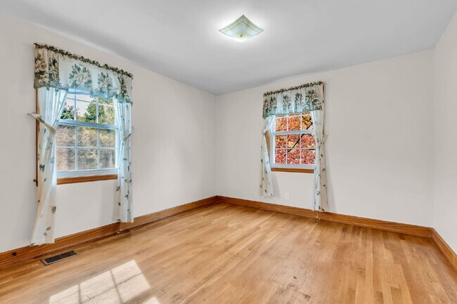 Building Photo - 3 Bedroom/ 2 Bathroom in Rosebank!