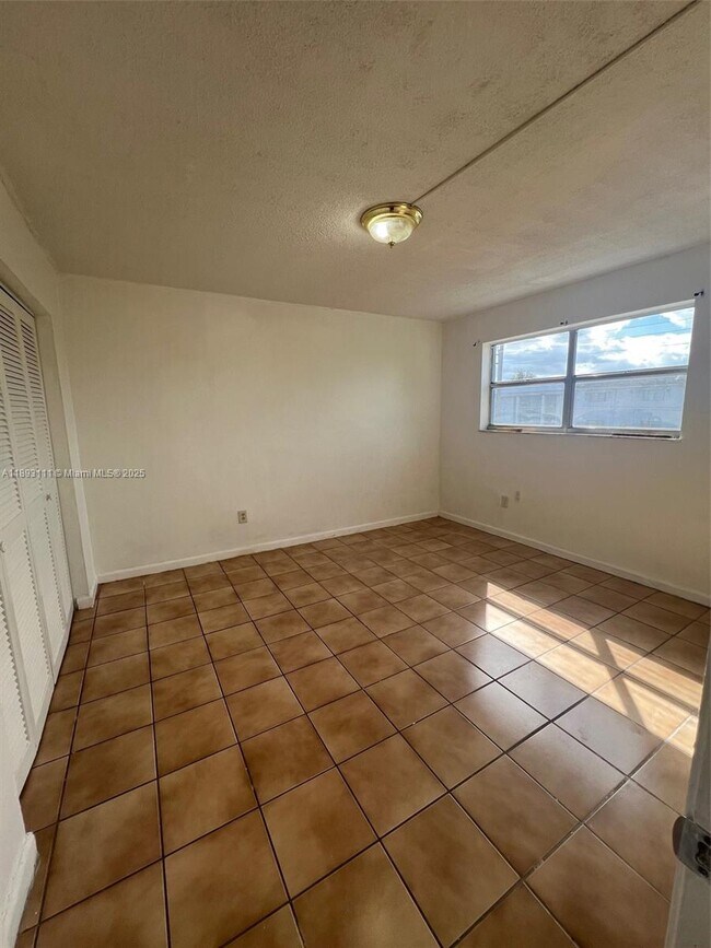 Building Photo - 13725 NE 6th Ave