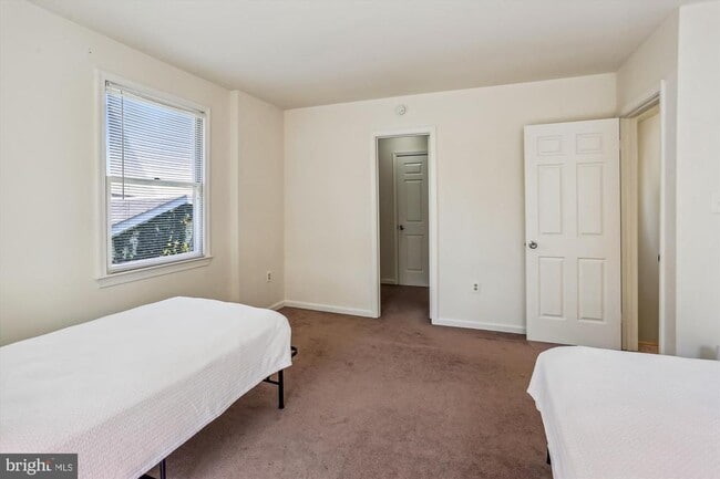 Building Photo - 8901 Montgomery Ave