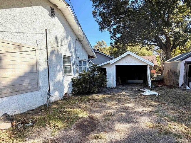 Building Photo - 2213 Bridwell St