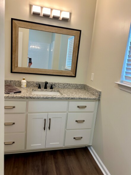 Building Photo - 1100 Kinsey Dr SE