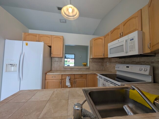 Building Photo - 2711 San Remo Cir