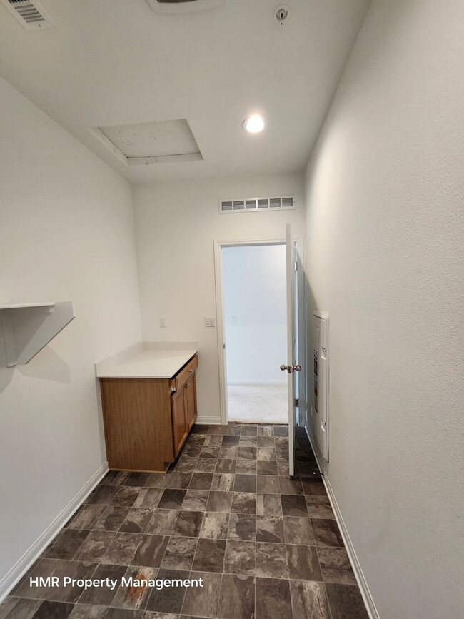 Building Photo - Beautiful two story 5 bedroom in ontario R...