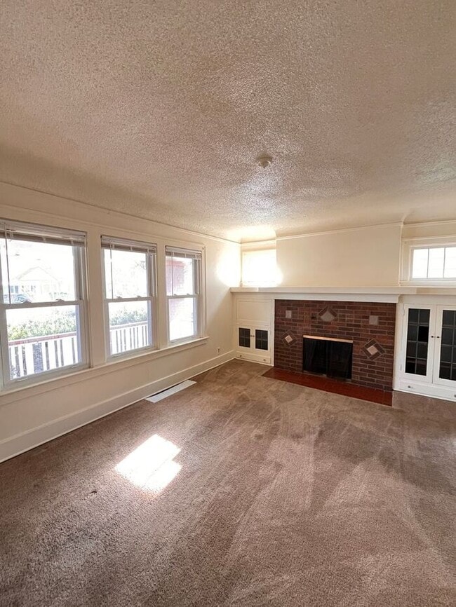 Building Photo - Cozy and Bright 2-Bedroom Duplex with Fire...