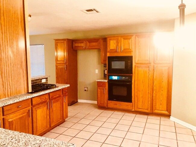 Building Photo - 2510 Carriage Ln