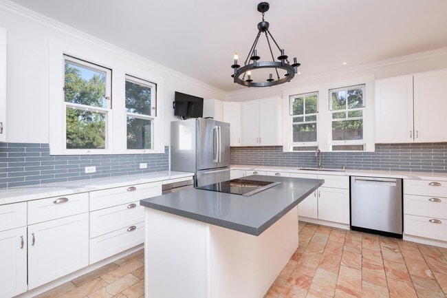 Building Photo - 850 Edgewood Rd