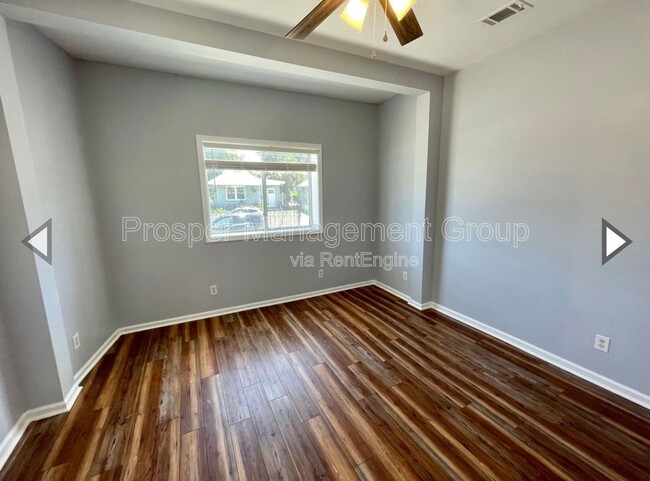 Building Photo - 86 Romney St