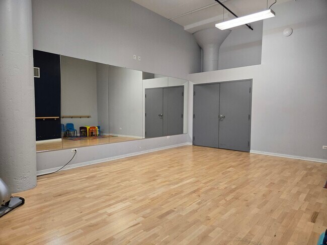 Building Photo - 1224 W Van Buren St