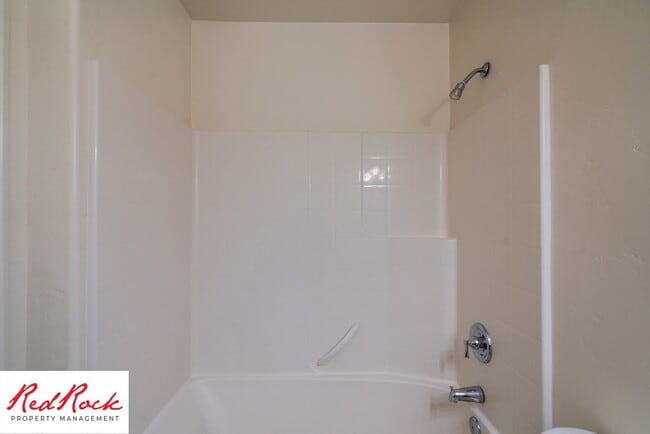 Building Photo - Conveniently located 3 Bedroom Townhome