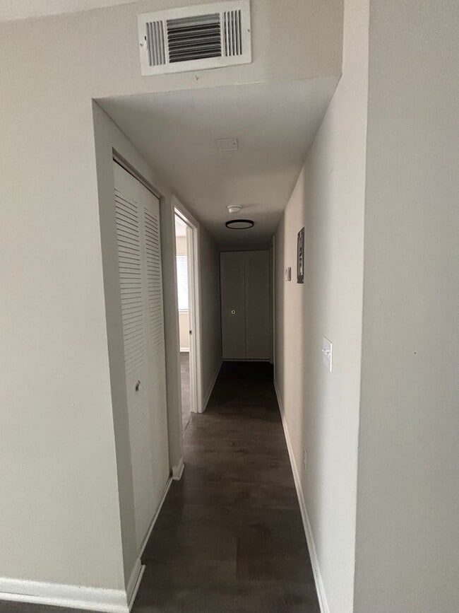 Building Photo - Spacious One Bedroom Available.  Close to University and Downtown Area.