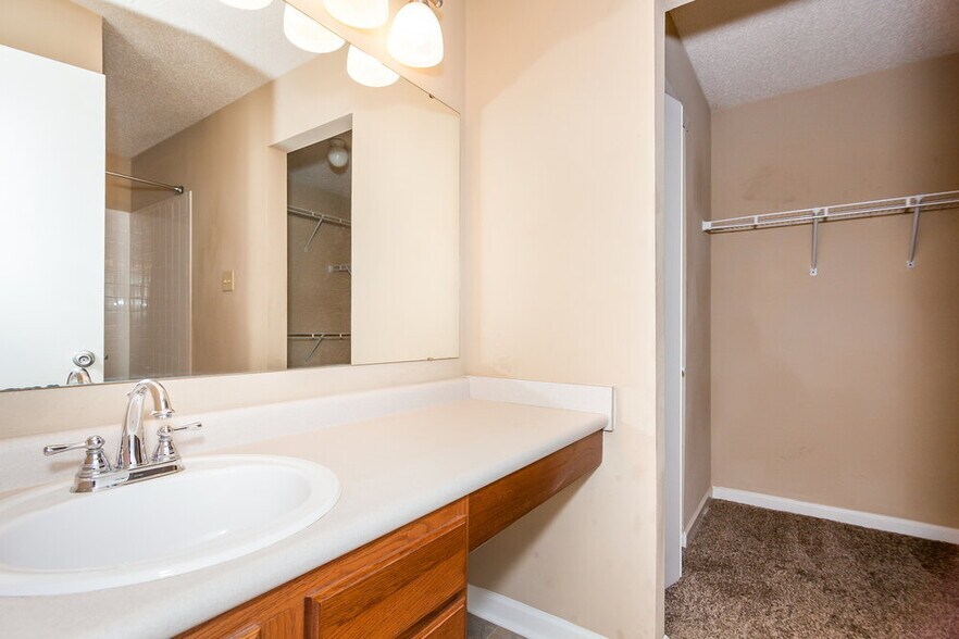 Building Photo - 834 Littleton Dr