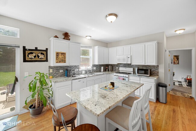 Building Photo - 3569 Charlemaine Dr