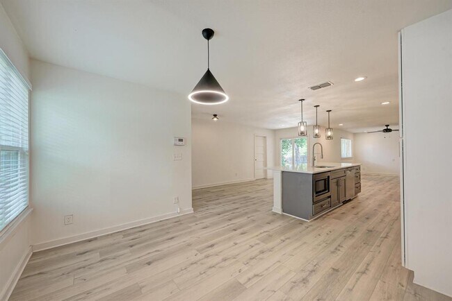 Building Photo - 6700 Kings Point